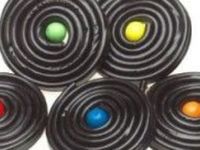 Rouleau de réglisse géant avec bille de chewing gum  80 g vendu a l'unité